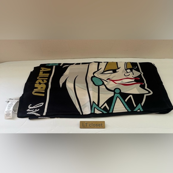 NWT CD141 Disney Limited Edition Coach Villains Print Silk Square Scarf - Picture 4 of 4